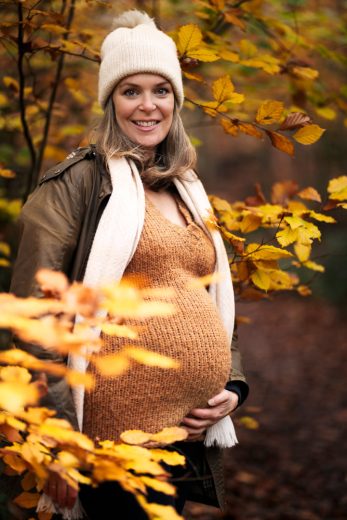 OUTDOOR MATERNITY PHOTOS WITH AUTUMN LEAVES