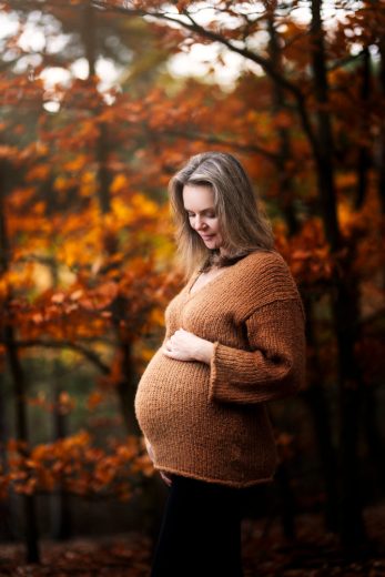 OUTDOOR MATERNITY PHOTOS WITH AUTUMN LEAVES