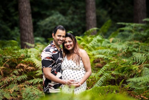 OUTDOOR MATERNITY PHOTOS WITH FERNS