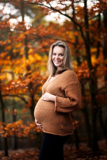 OUTDOOR MATERNITY PHOTOS WITH AUTUMN LEAVES