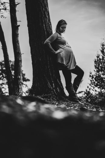 OUTDOOR MATERNITY PHOTOS WITH AUTUMN LEAVES
