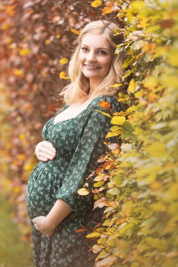 OUTDOOR MATERNITY PHOTOS WITH AUTUMN LEAVES