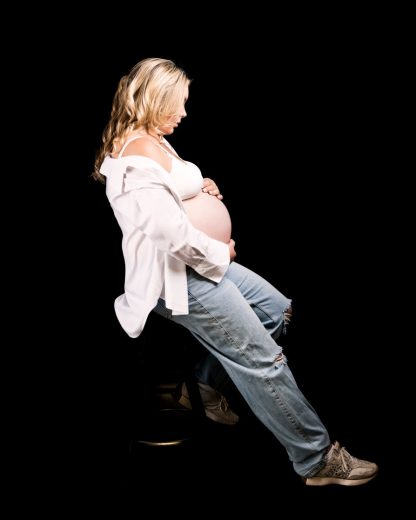 STUDIO COUPLE PHOTOS FOR MATERNITY SESSION ON BLACK BACKGROUND