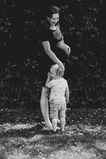OUTDOOR MATERNITY PHOTOS WITH A TODDLER