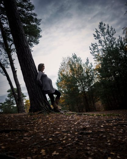 OUTDOOR MATERNITY PHOTOS WITH AUTUMN LEAVES