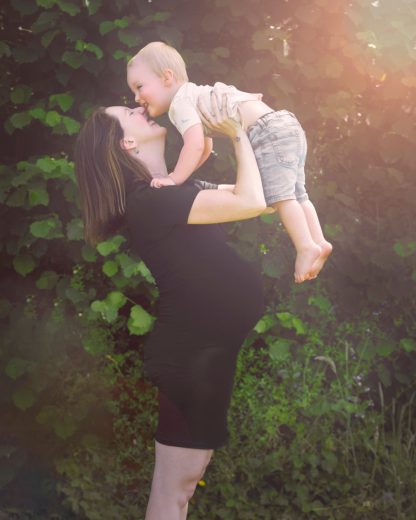 OUTDOOR MATERNITY PHOTOS WITH A TODDLER