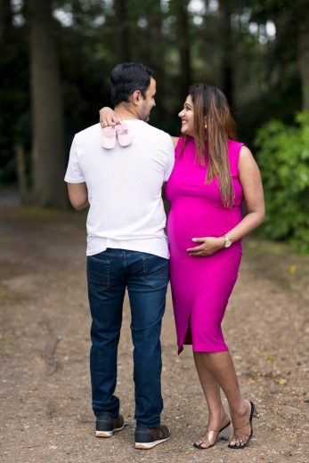 OUTDOOR MATERNITY PHOTOS IN WOODLAND